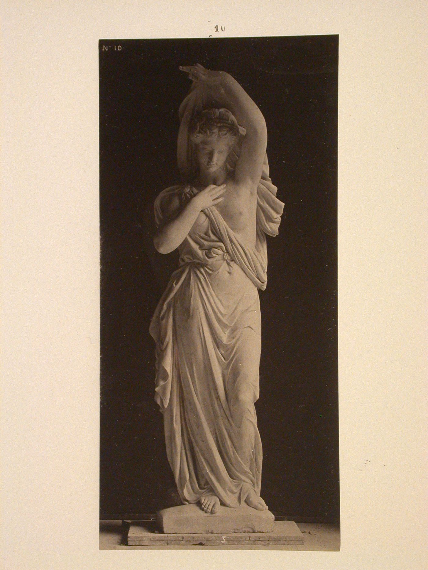Statues dans le Grand foyer. La Grâce [de] Loison