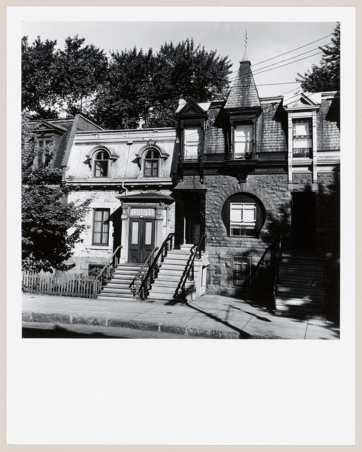 Façades de maisons en rangée, rue Saint-Mathieu, Montréal, Québec