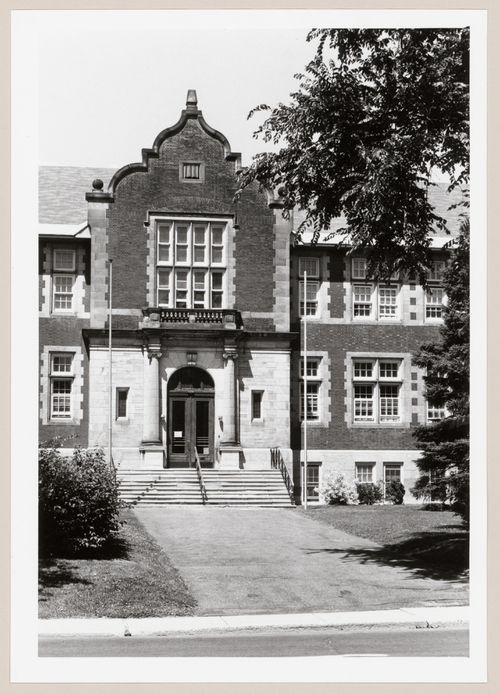 View of the main entrance to Roslyn School, Westmount, Québec