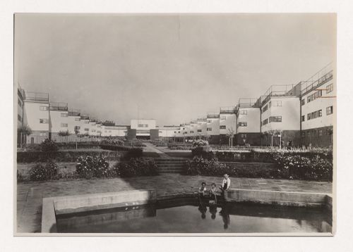View of the Siedlung Bruchfeldstrasse, garden in front of the main builting, garden city, Frankfurt, Germany