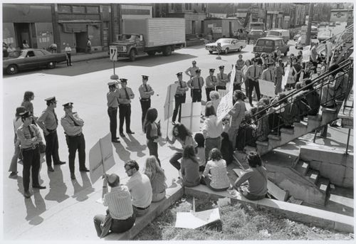 Milton Park Project: Demonstration and sit-in at rental offices of Concordia Estates, 3553 Park Avenue, Montréal, Québec