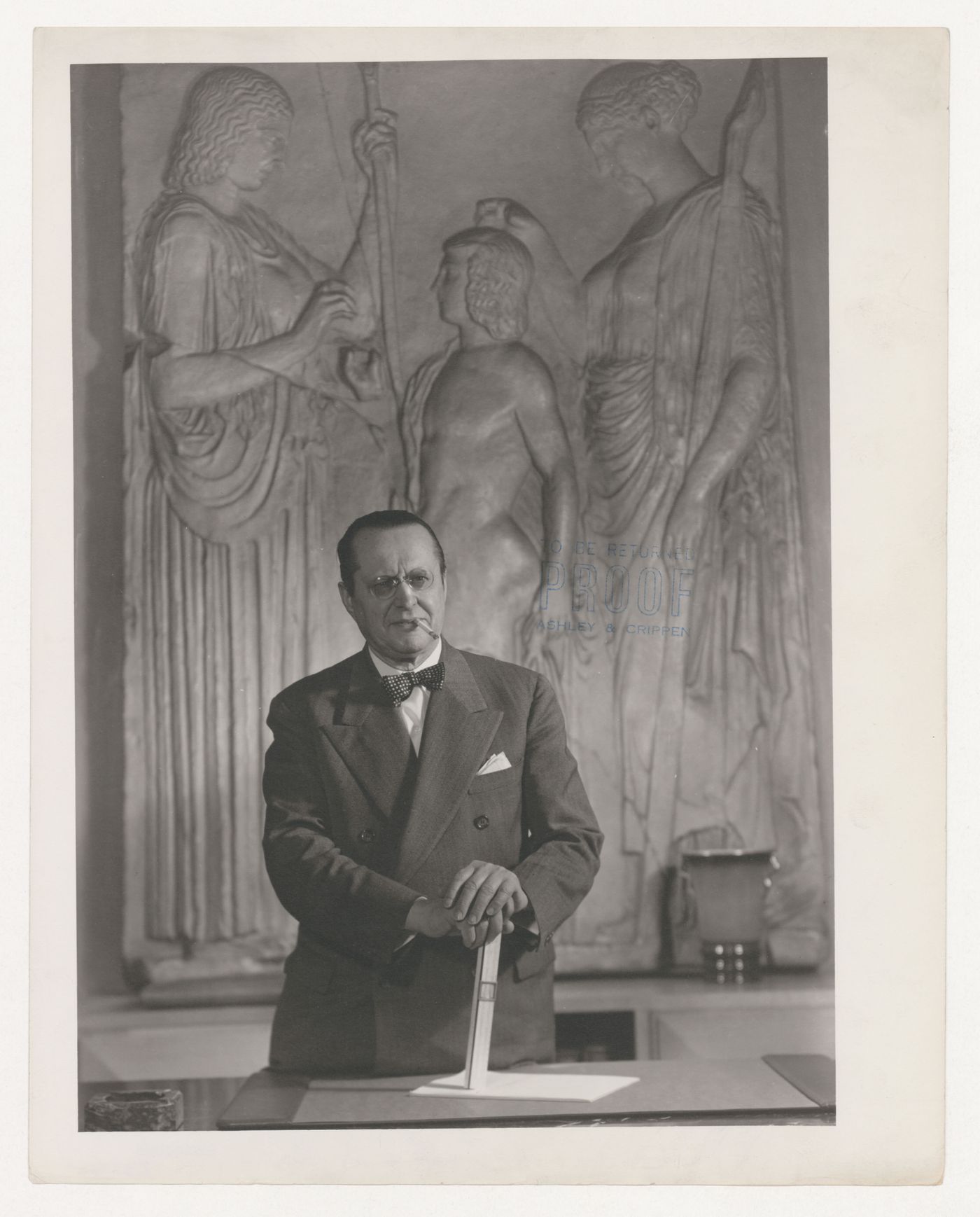 Portrait d'Ernest Cormier devant une reproduction du relief dit "d'Eleusis"