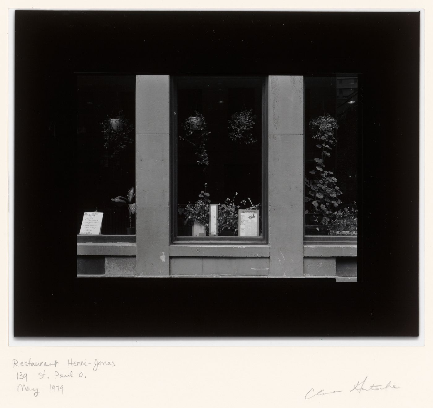 View of the windows of the Restaurant Henri-Jonas, 139 rue Saint-Paul Ouest, Montréal, Québec