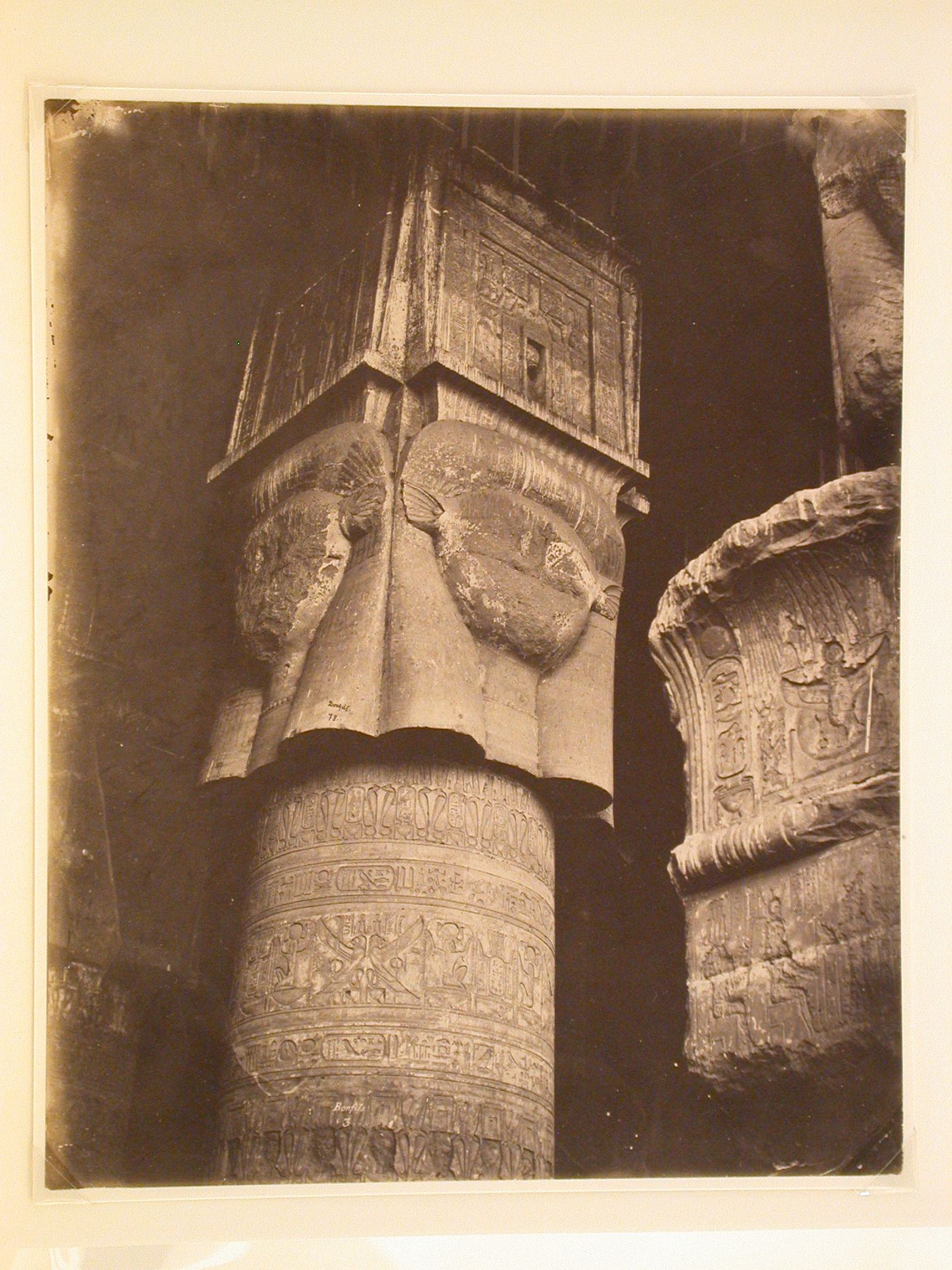 Colonne dans le temple de Tentyris