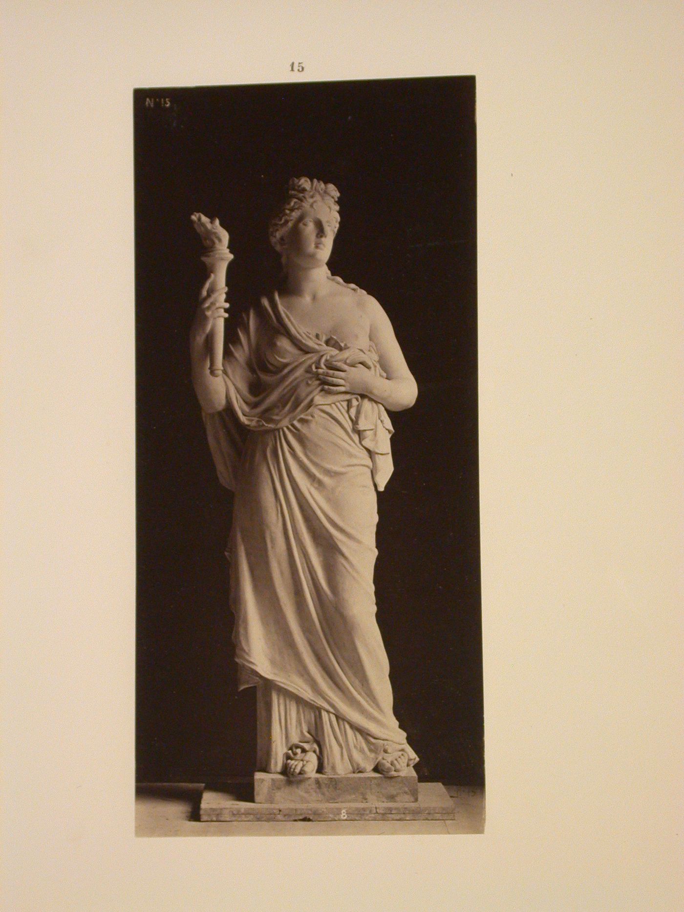 Statues dans la Grand foyer. La Passion [de] Debut