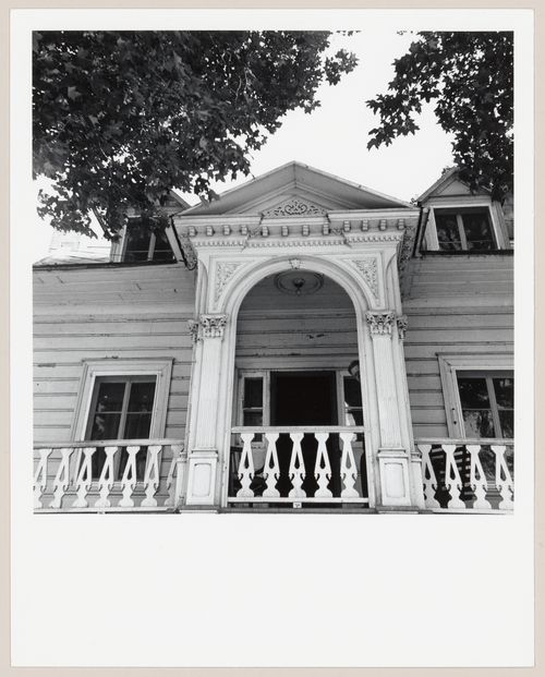 Balcon et portique d'une maison, région de L'Islet-sur-Mer, Québec