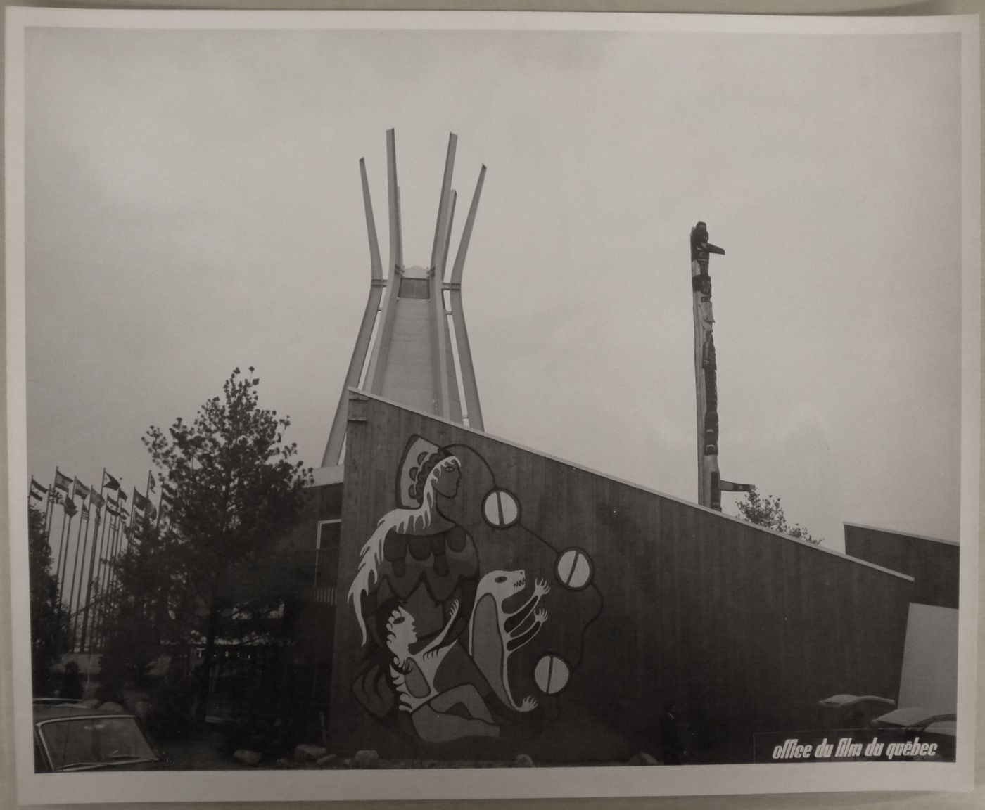 View of the Indians of Canada Pavilion with the Totem Kwakiutl created by Tony and Henry Hunt, Expo 67, Montréal, Québec