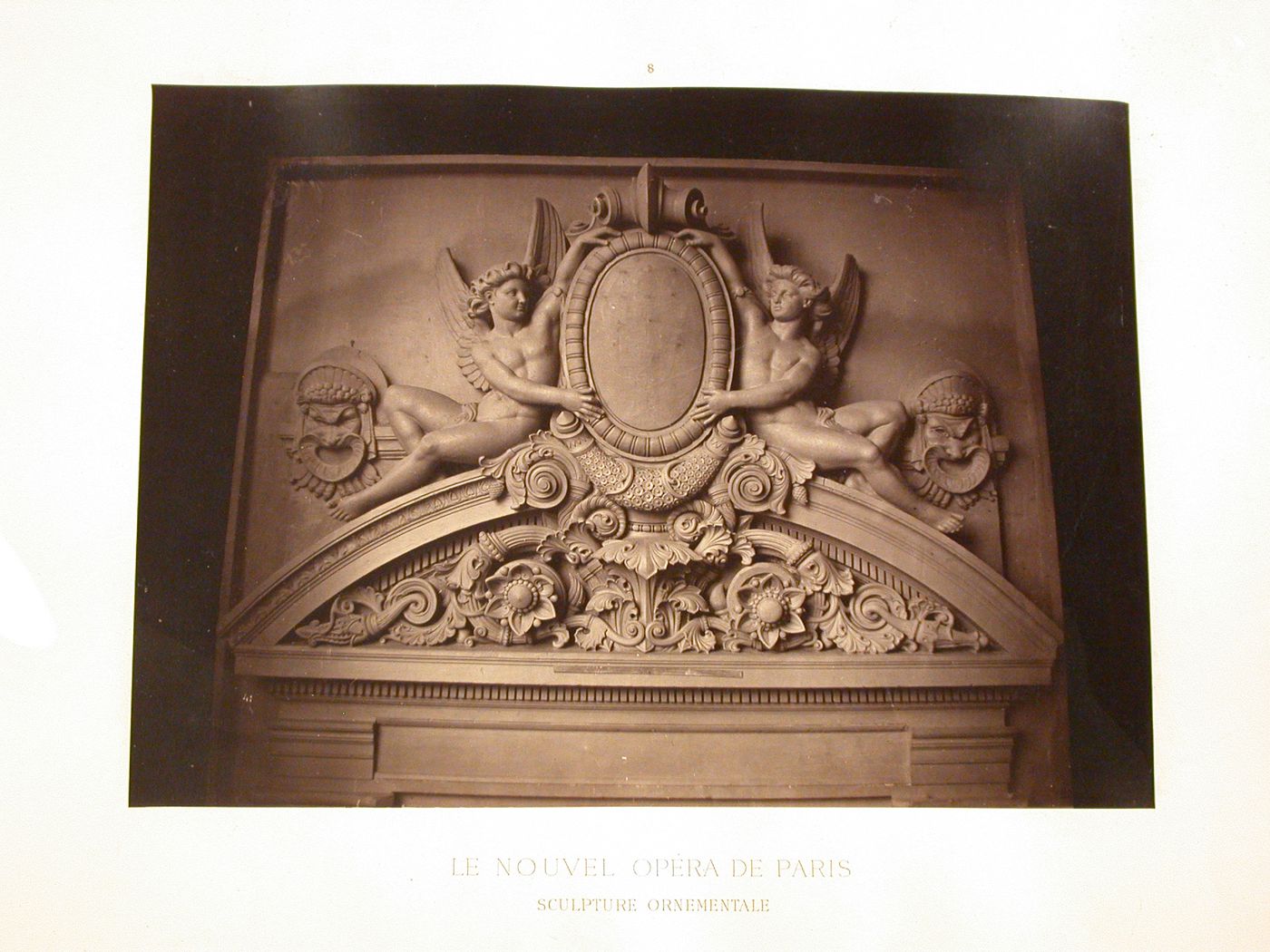 Couronnement des grandes fenêtres. - Façade principale