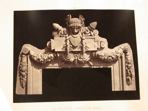 Couronnement des portes à l'extrémité des galeries latérales