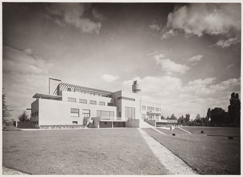 Vue de la façade sud devant le miroir d'eau, Villa Cavrois à Croix, France
