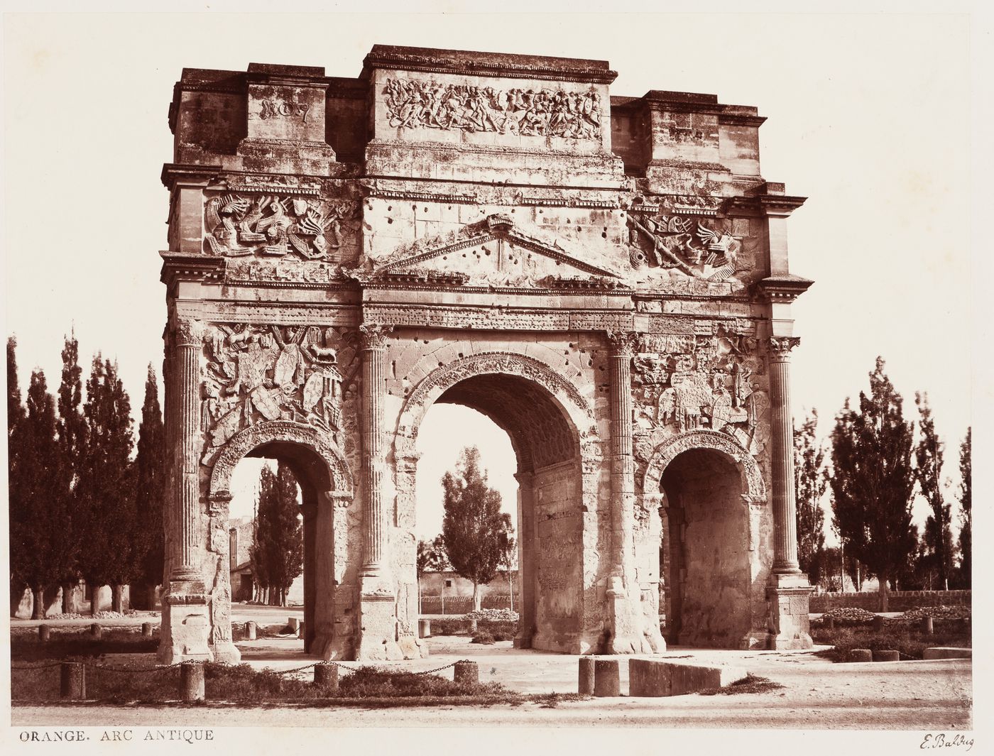 Orange. Arc antique