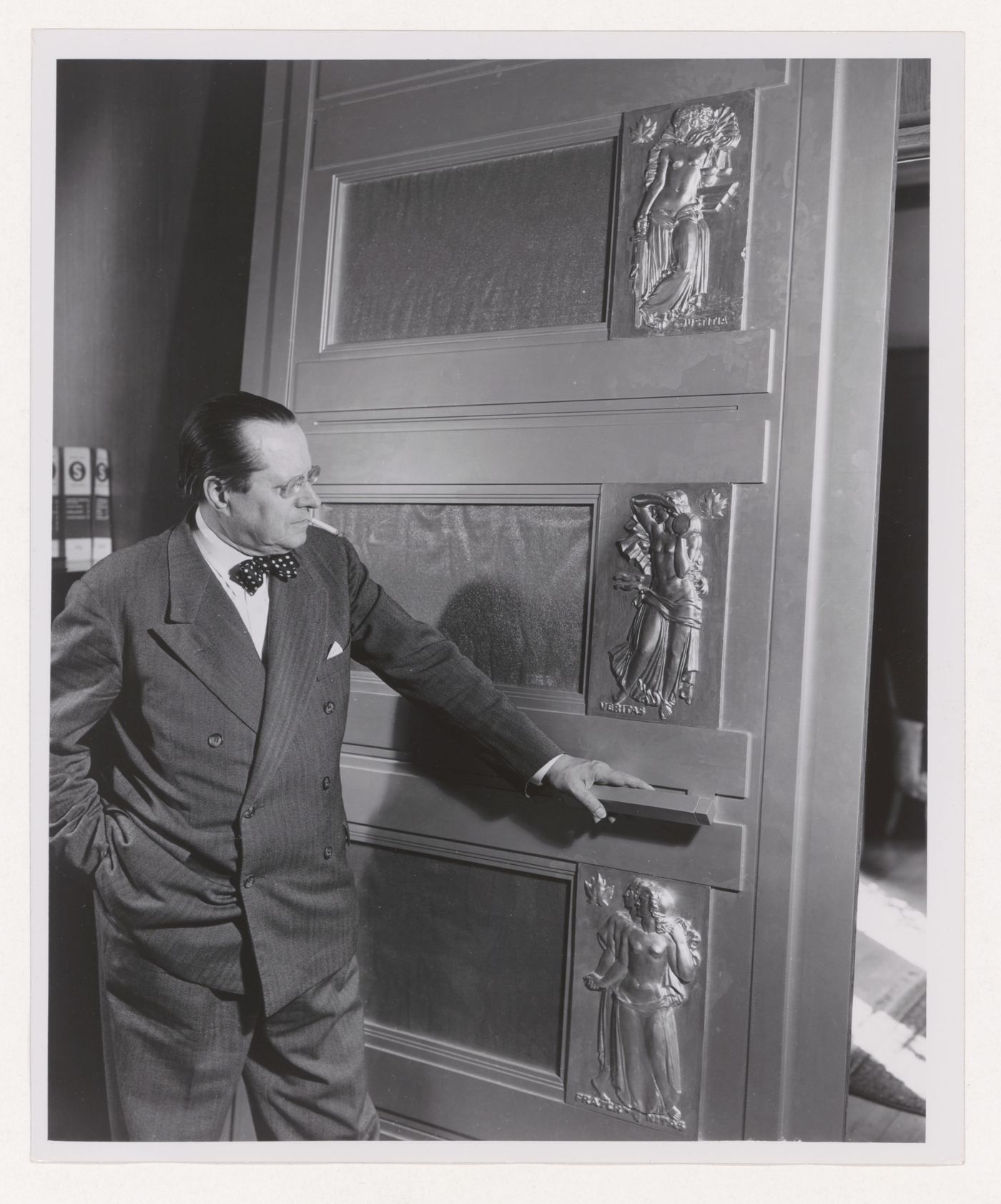 Ernest Cormier devant la maquette d'une porte de l'immeuble de l'Assemblée générale des Nations unies, New York