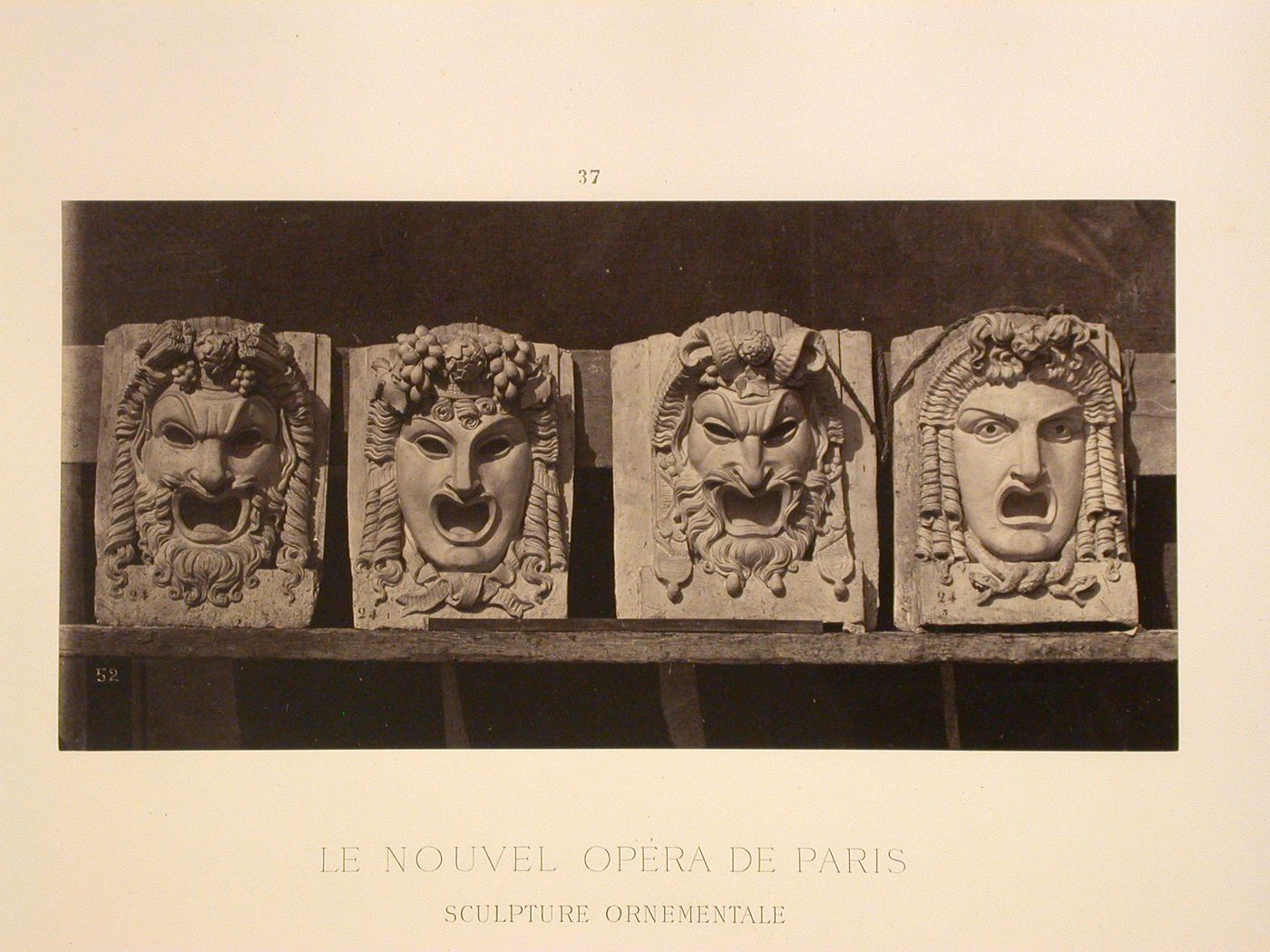Masques des consoles. - Baies de la loggia (façade principale)