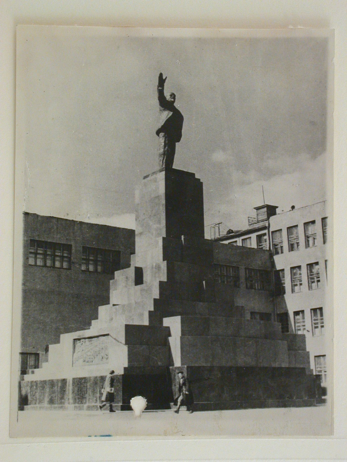 View of a monument to V.I. Lenin, Red Square, Tashkent, Soviet Union (now in Uzbekistan)