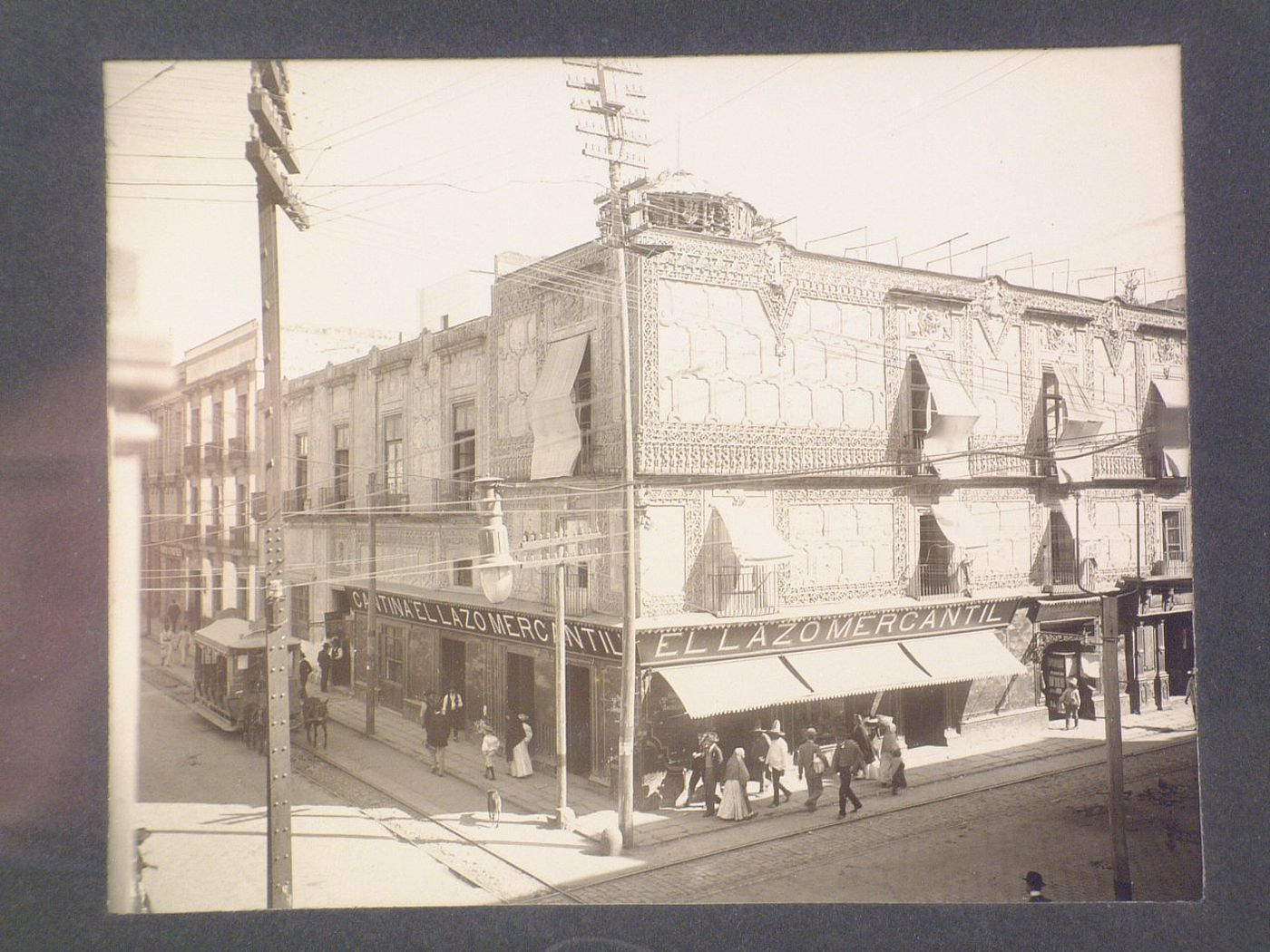 View of a building on the corner of La Joya (now 5 de Febrero) street and Don Juan Manuel (now República de El Salvador) street with bas-reliefs on its façades and the El Lazo Mercantil store and restaurant [?] on the ground floor, Mexico City, Mexico