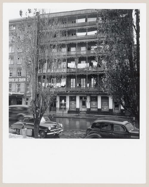 Façade d'un immeuble à appartements et de la taverne Alphonse Ruel, rue du Marché Champlain, basse-ville de Québec, Québec