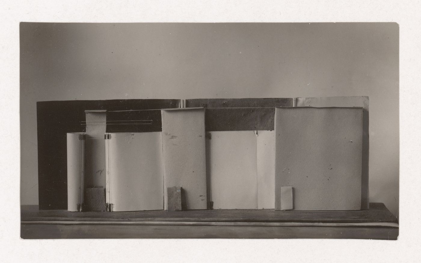 Photograph of a student model on the topic "Construction of Frontal Surface Based on Vertical, Horizontal and Inclined Combination of Two or More Rhythmical Rows" for the "Space" course at the Vkhutemas, Moscow