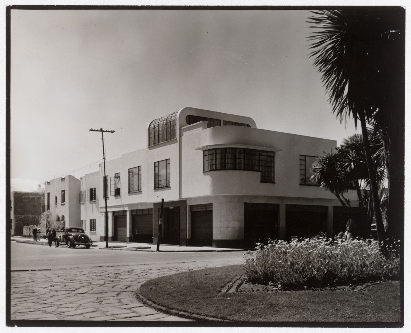 View of the principal façade of the house for Sr. Detchart, Paseo de la Reforma, Mexico, D.F, showing the residence on the second floor, with the office and warehouse below