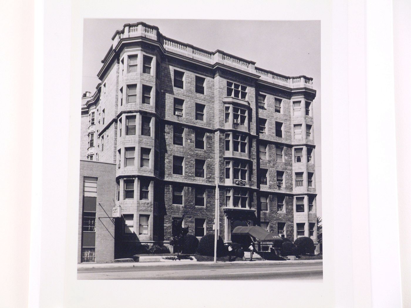 View of the principal and lateral façades of the Palms Apartment House, 1001 East Jefferson Avenue, Detroit, Michigan