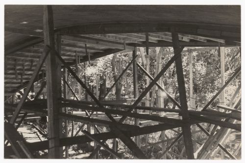 Photograph of the bridge structure under construction for Casa sobre el arroyo, Mar del Plata, Argentina