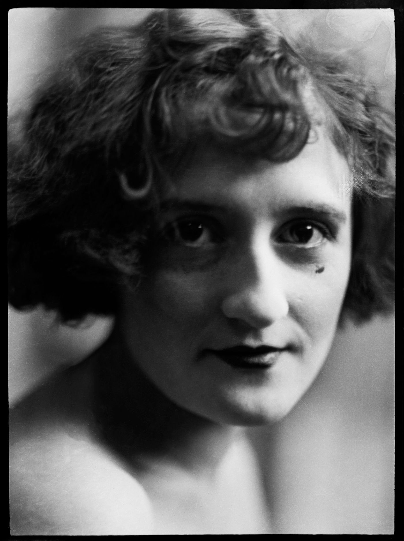 Portrait d'une femme non identifiée, possiblement Clorinthe ou Cécile Perron
