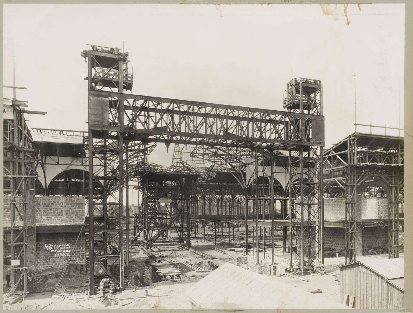Exposition universelle internationale de 1900 (Paris, France): View of construction for the exposition