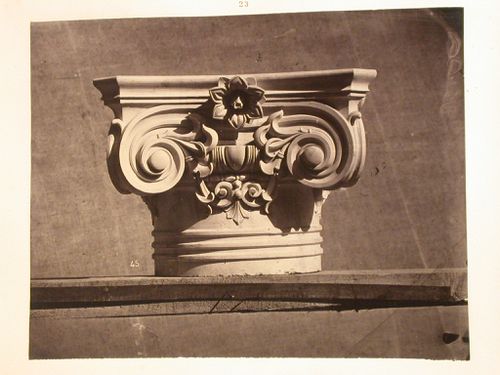 Chapiteau des colonnes du vestibule. - Pavillon du chef de l'État