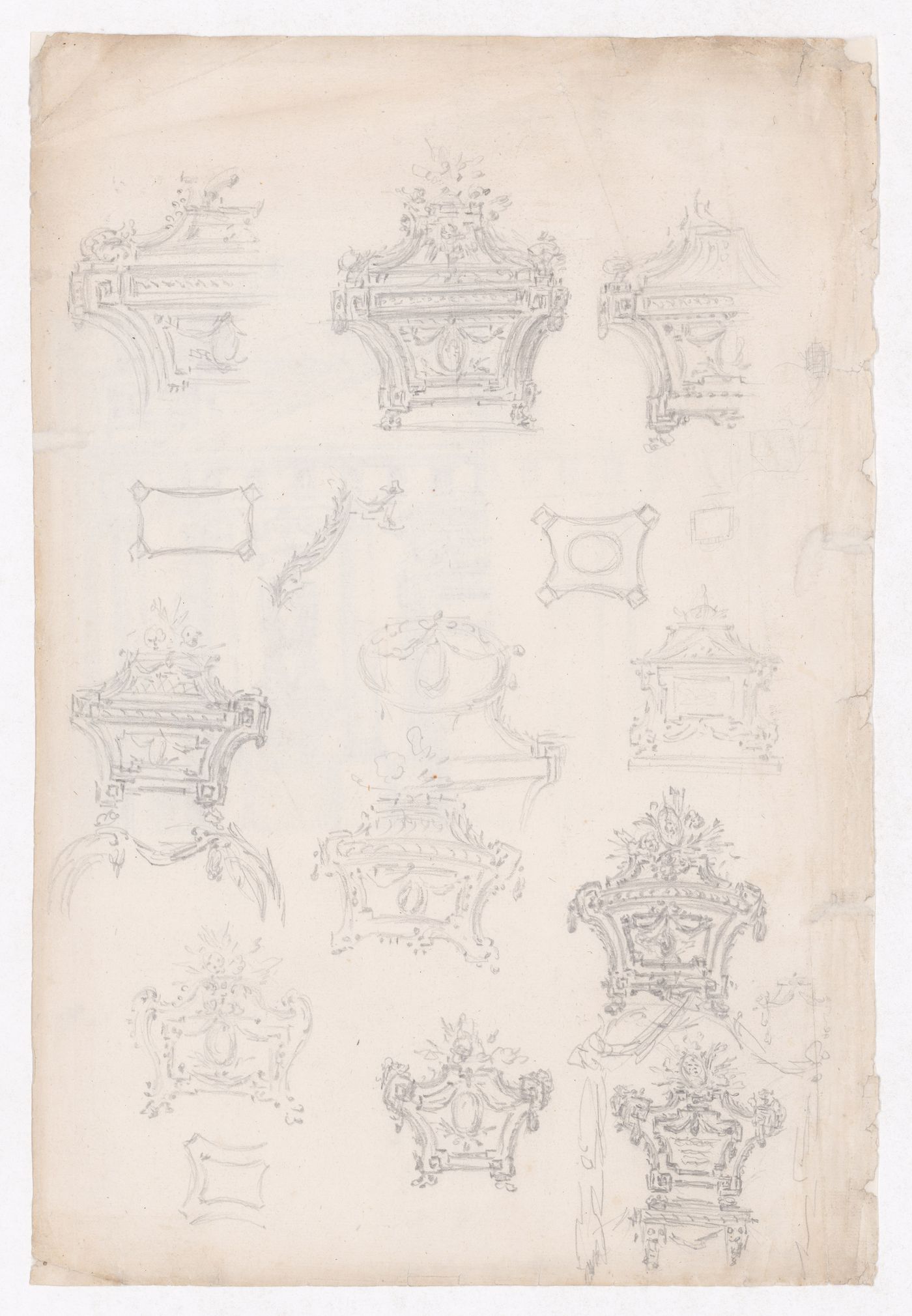 Feuille de croquis avec urnes (recto), élévation partielle d'une façade (verso)