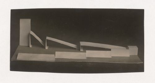 Photograph of a student model on the topic "Construction of Frontal Surface Based on Vertical, Horizontal and Inclined Combination of Two or More Rhythmical Rows" for the "Space" course at the Vkhutemas, Moscow