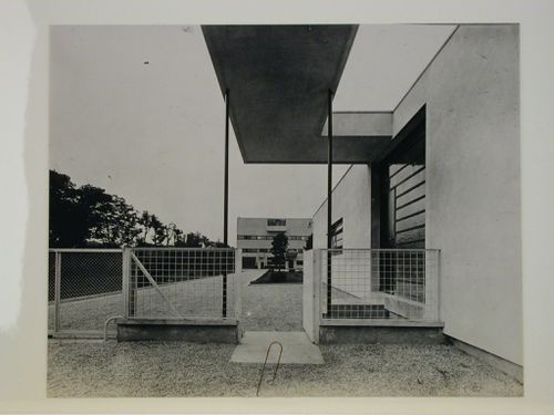 View of the Villa Stein with protruding parallel roof and entrance gate, Garches, France
