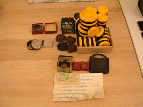 Équipement photographique et une note manuscrite intitulée "COLOR SEPARATION"