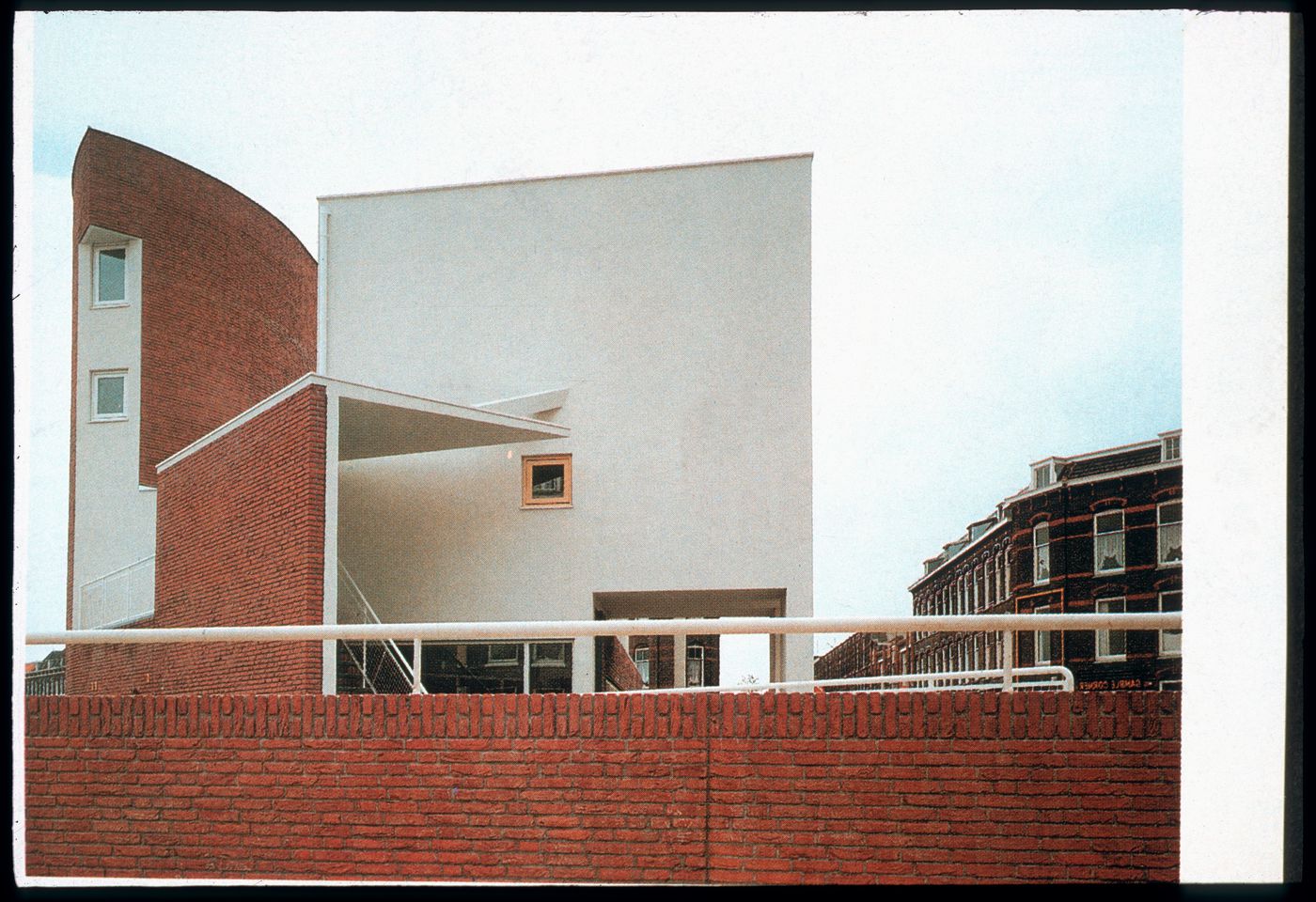 Exterior view of Duas habitações e duas lojas [Housing and shopping complex, Schilderswijk], The Hague, The Netherlands