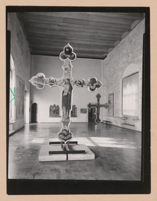 Interior view of a gallery showing two freestanding painted crucifixes and paintings, Palazzo Abatellis, Galleria regionale della Sicilia, Palermo, Italy