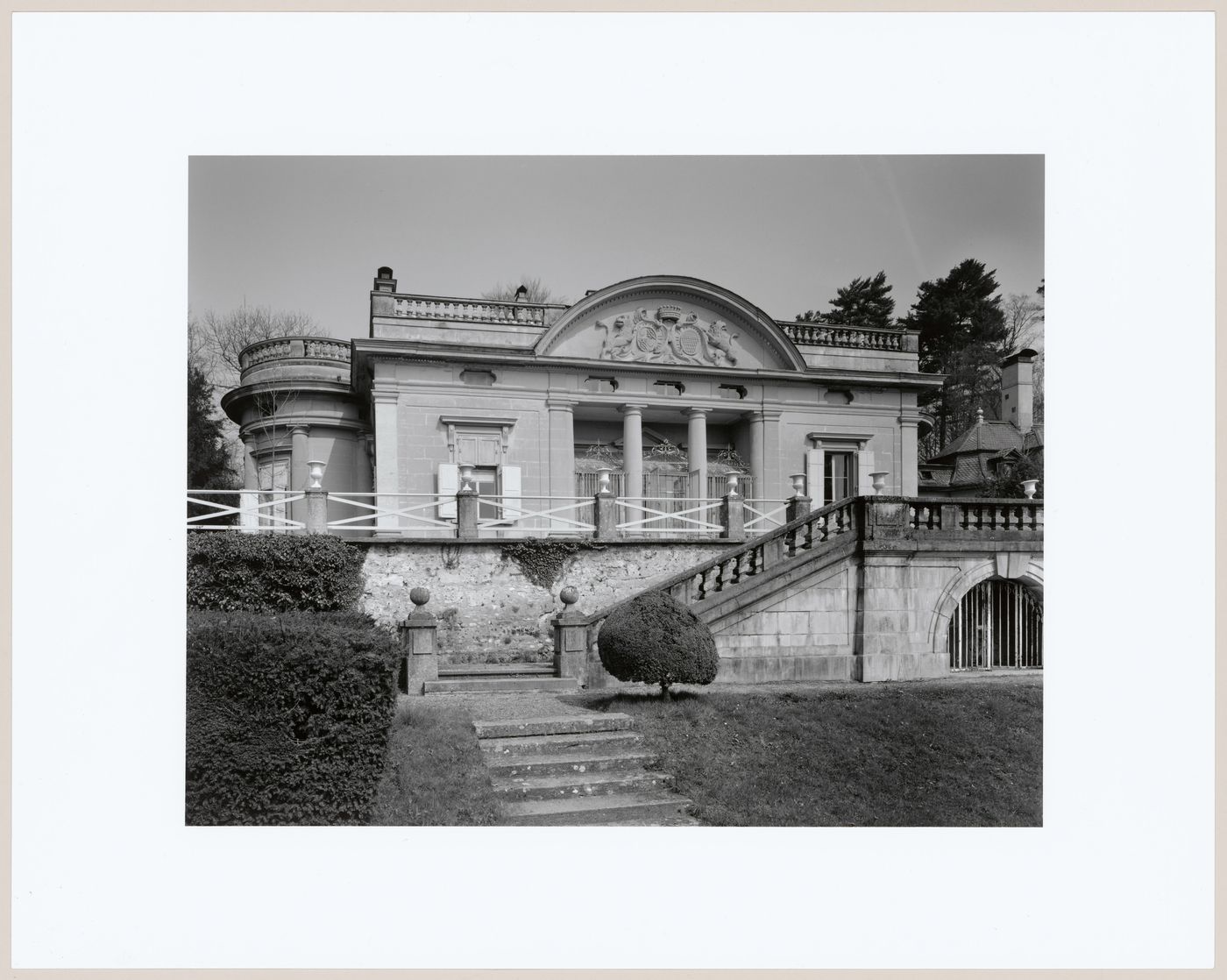 Vue de la façade sud et de l'escalier du jardin, Château de la Poya, Fribourg, Suisse