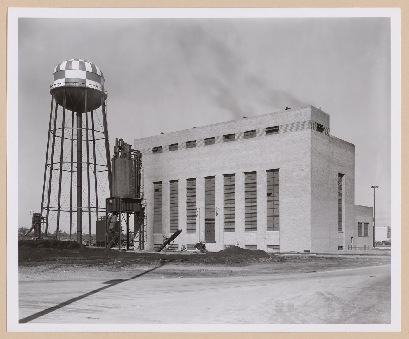View of the principal and lateral façades of the Boiler House, General Motors Corporation Chevrolet division Automobile Assembly Plant, Flint, Michigan
