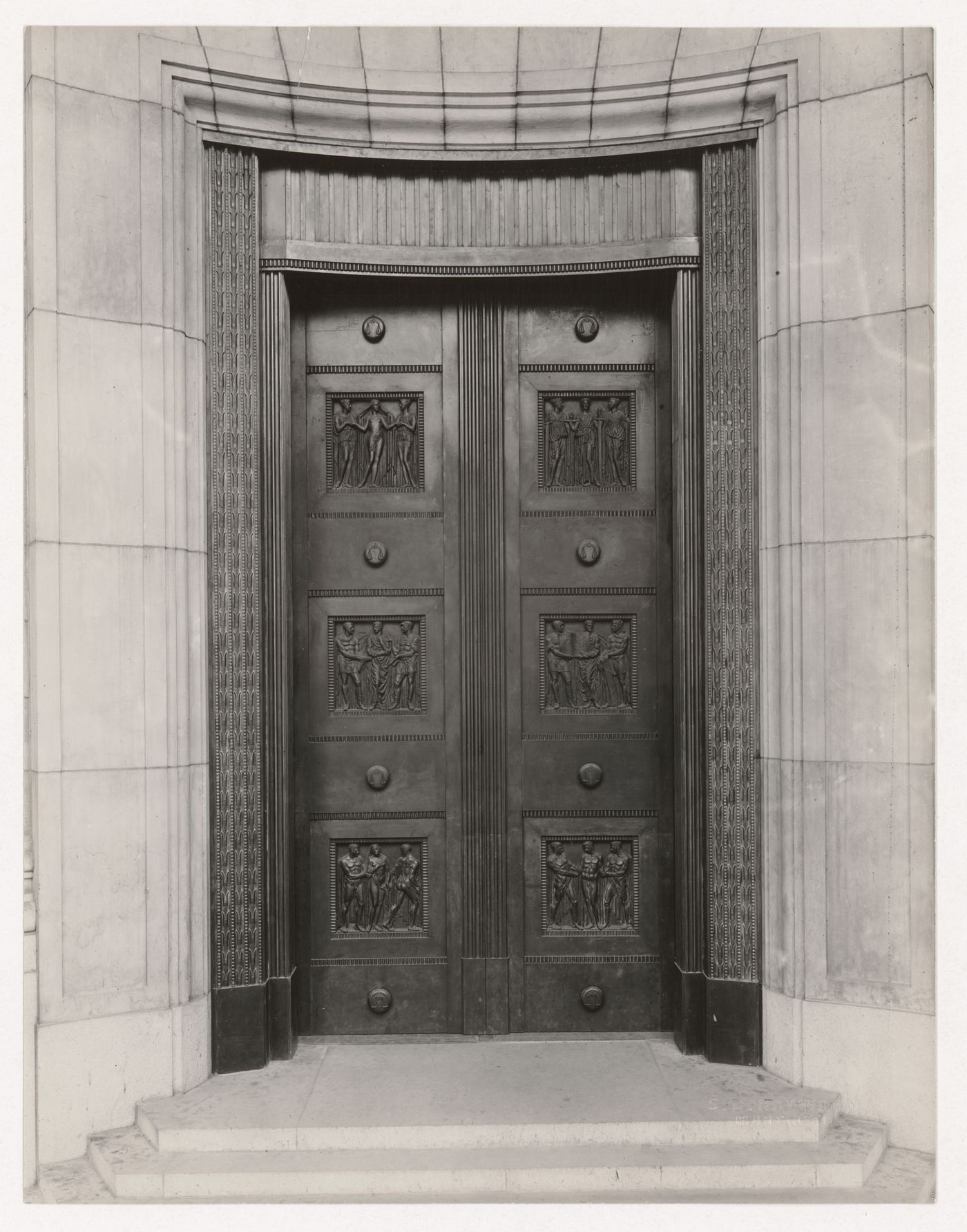 Vue de la double porte d'entrée à l'Annexe au Palais de Justice de Montréal, Montréal, Québec