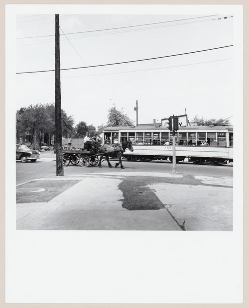 Tramway et  voiture hippomobile d'un vendeur de glace se croisant à une intersection, Montréal, Québec
