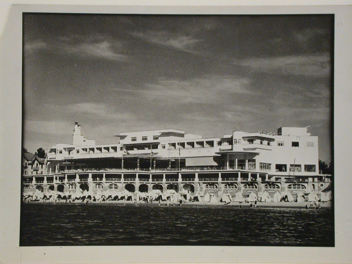 Casino de la Pergola à Saint-Jean-de-Luz. France. Rob. Mallet-Stevens et W. Marcel, architectes