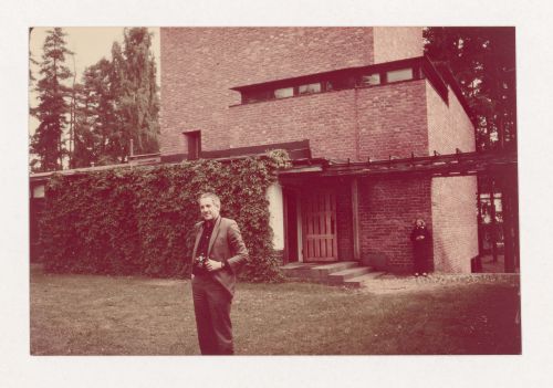Kenneth Frampton in front of Säynätsalo Town Hall, Säynätsalo, Finland