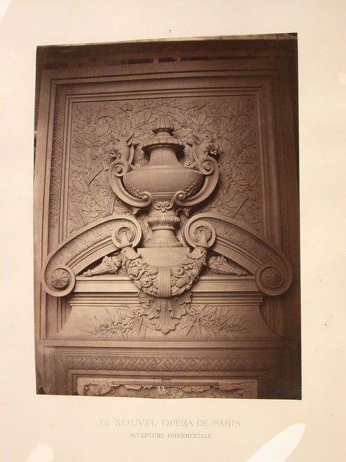 Couronnement des portes du grand foyer