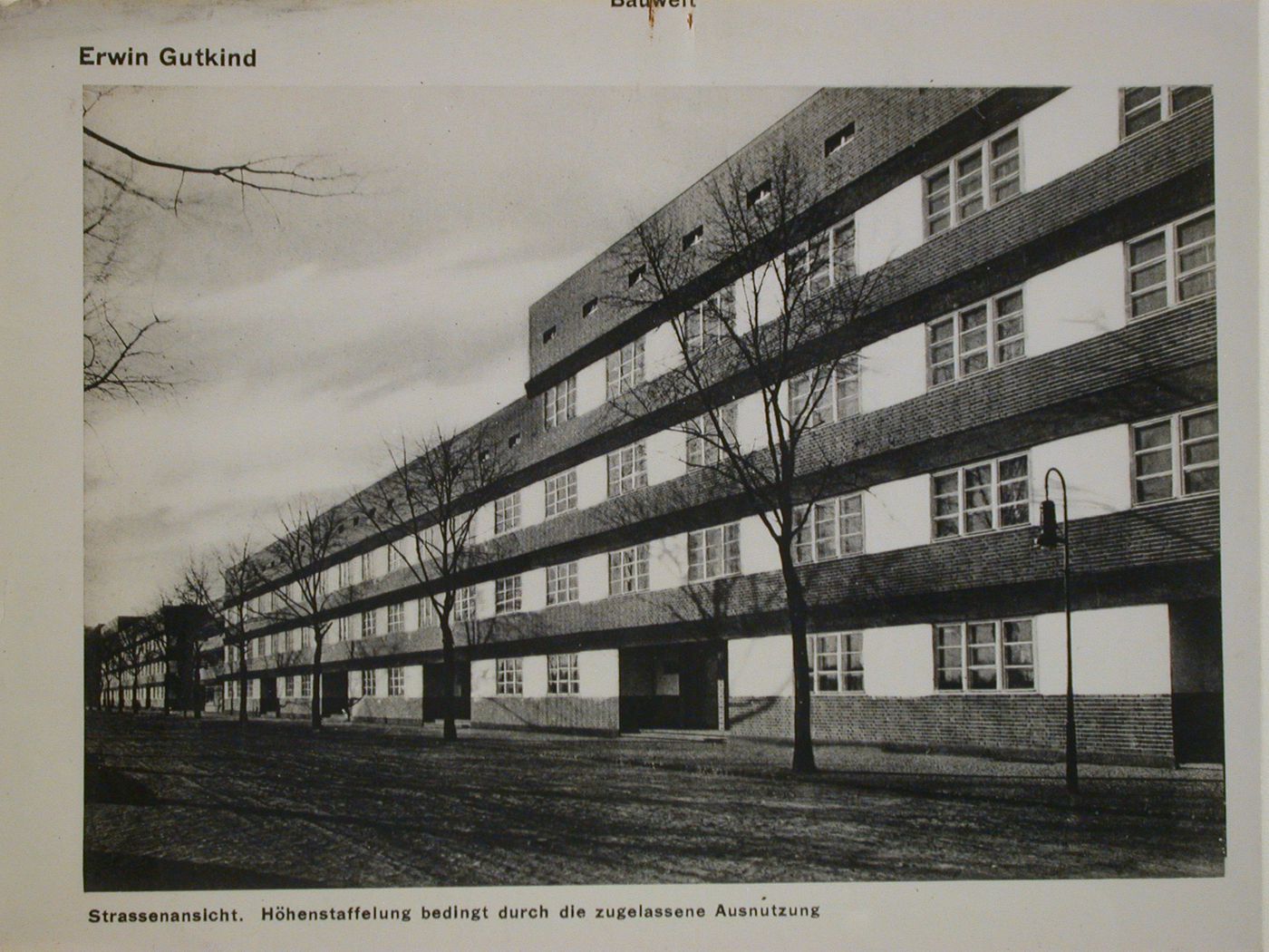Strassenansicht. Höhenstaffelung bedingtdurch die zugelassene Ausnutzung