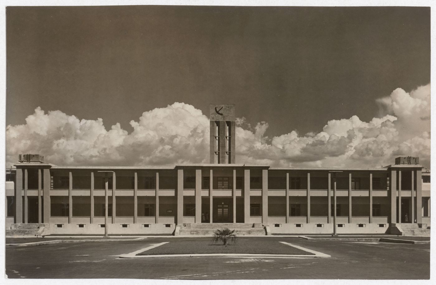 View of the principale façade of the Sanatorio Antituberculoso, Huipulco, Tlalpan, D.F