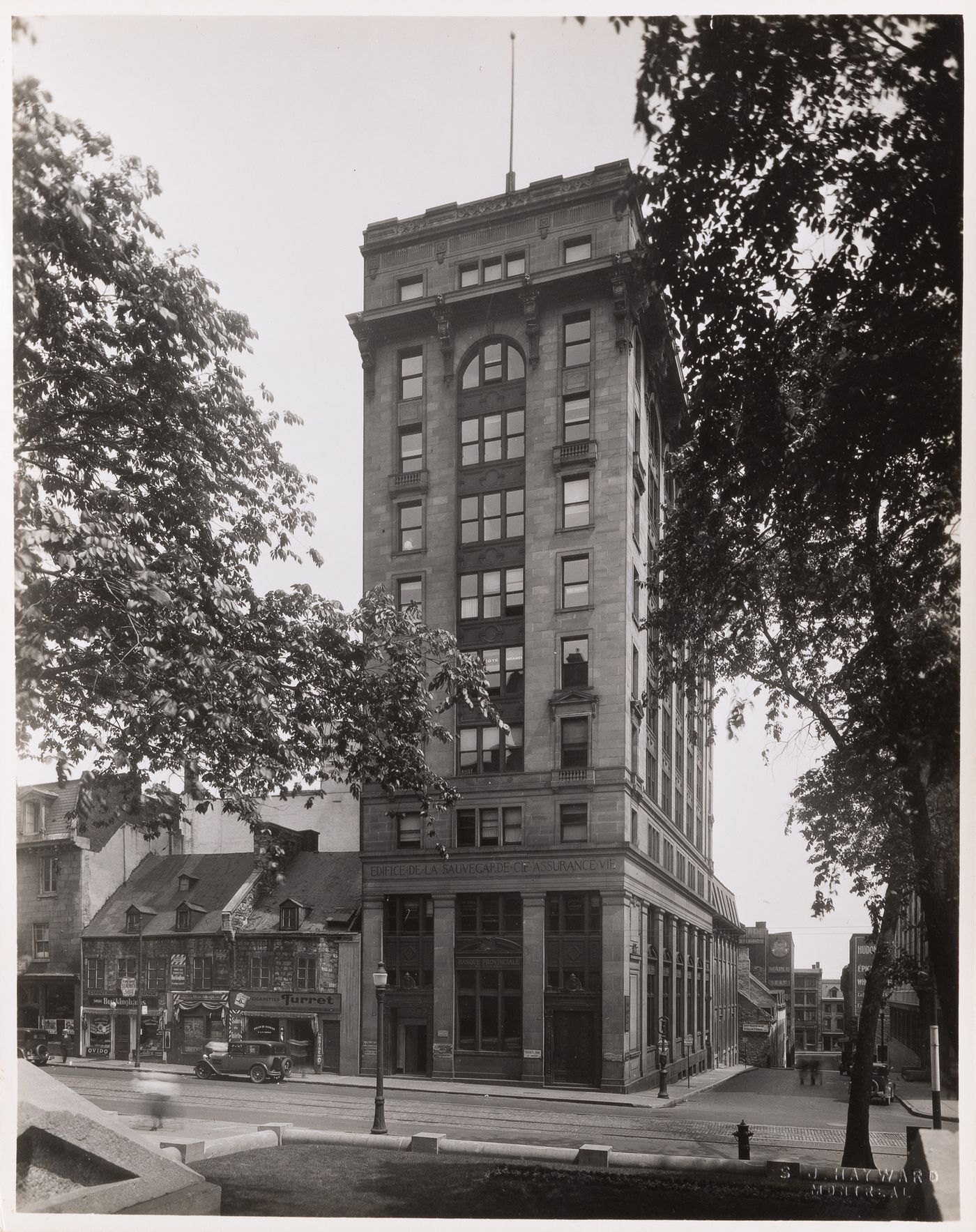 View of the principal façade of Édifice de la Sauvegarde, 150-152 rue Notre-Dame Est, Montréal, Québec