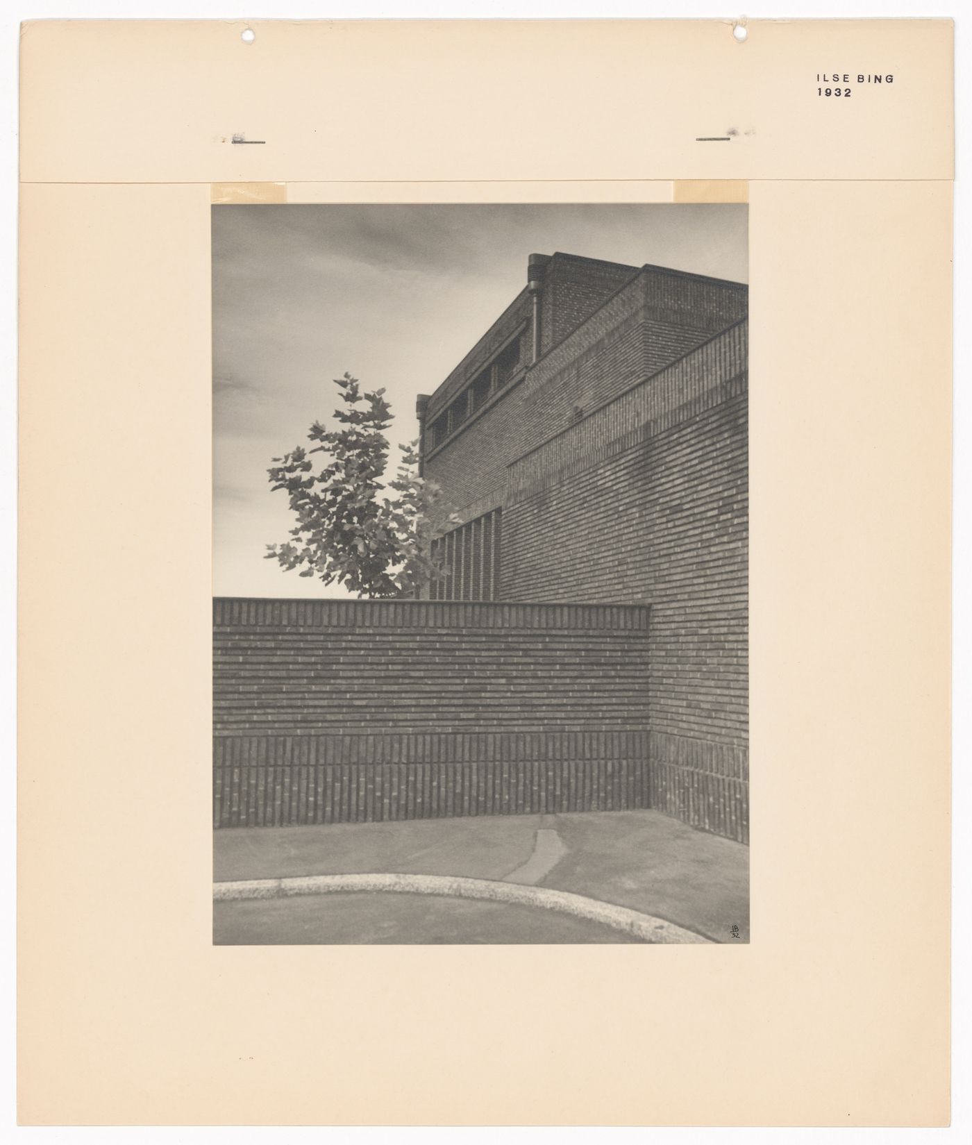 View of a brick building and a wall in the New Jewish Cemetery [Neuer Jüdischer Friedhof], Frankfurt am Main, Germany