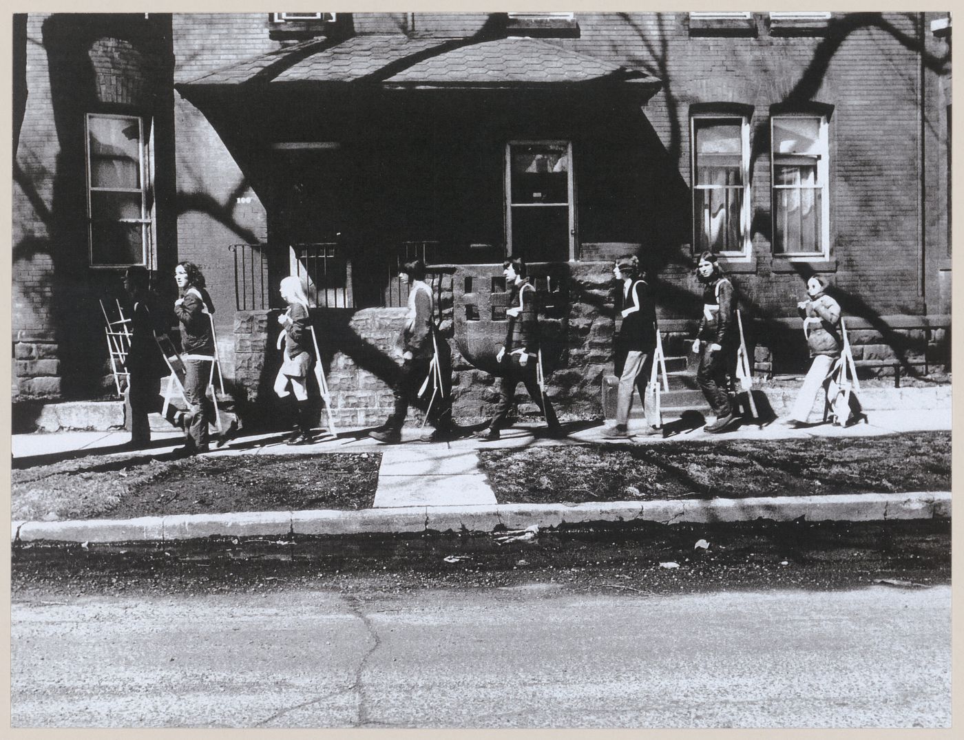 Photograph of students walking in the street for Vestirsi Di Siede