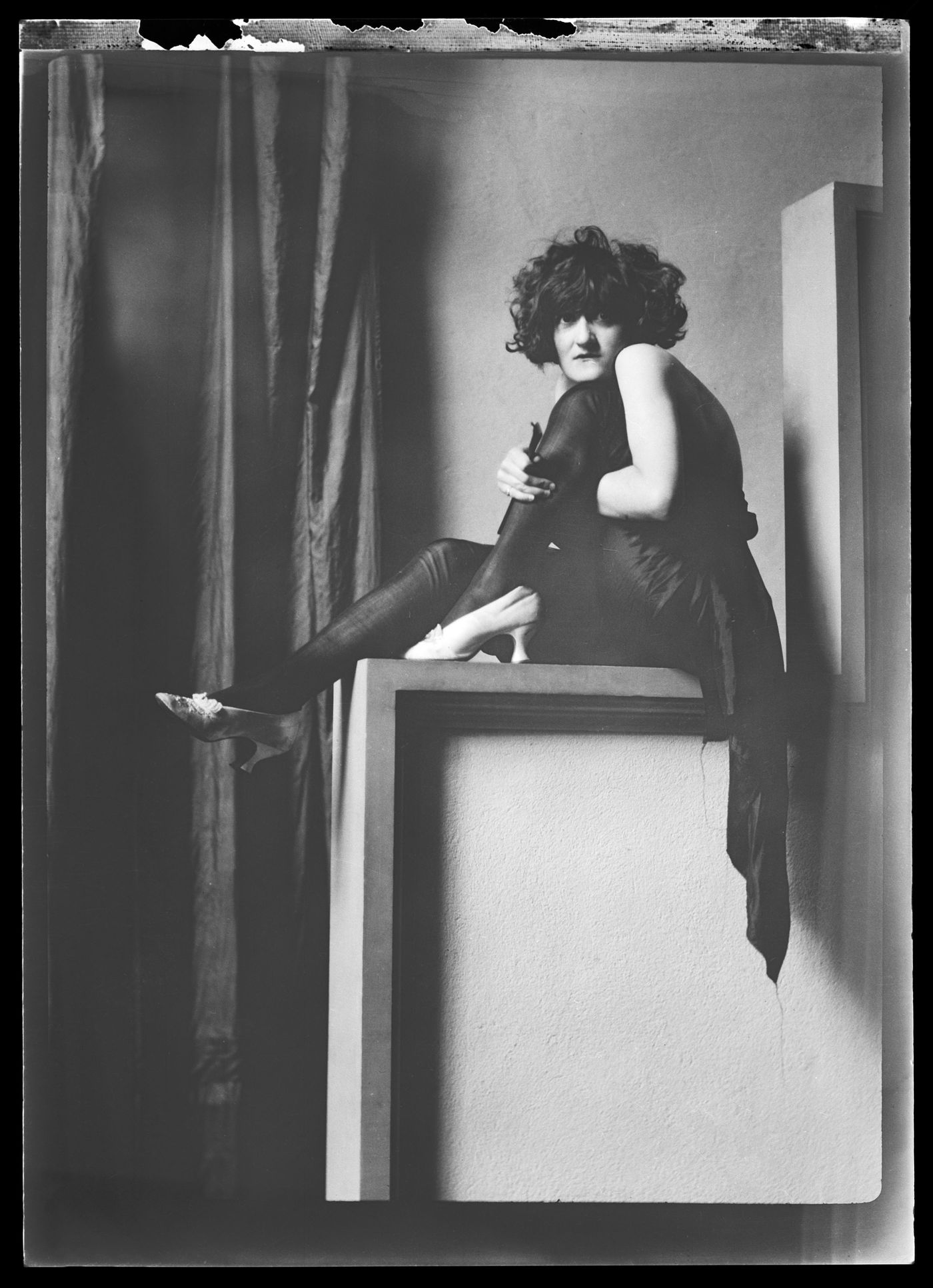 Portrait de Clorinthe Perron posant dans le studio d'Ernest Cormier, Montréal