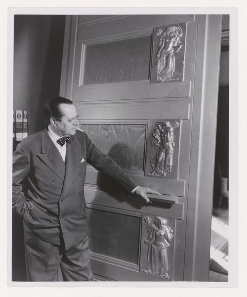 Ernest Cormier devant la maquette d'une porte de l'immeuble de l'Assemblée générale des Nations unies, New York