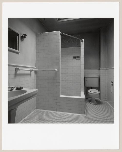 Interior view of a bathroom of Slessor House, 1538 avenue Dr. Penfield, Montréal, Québec