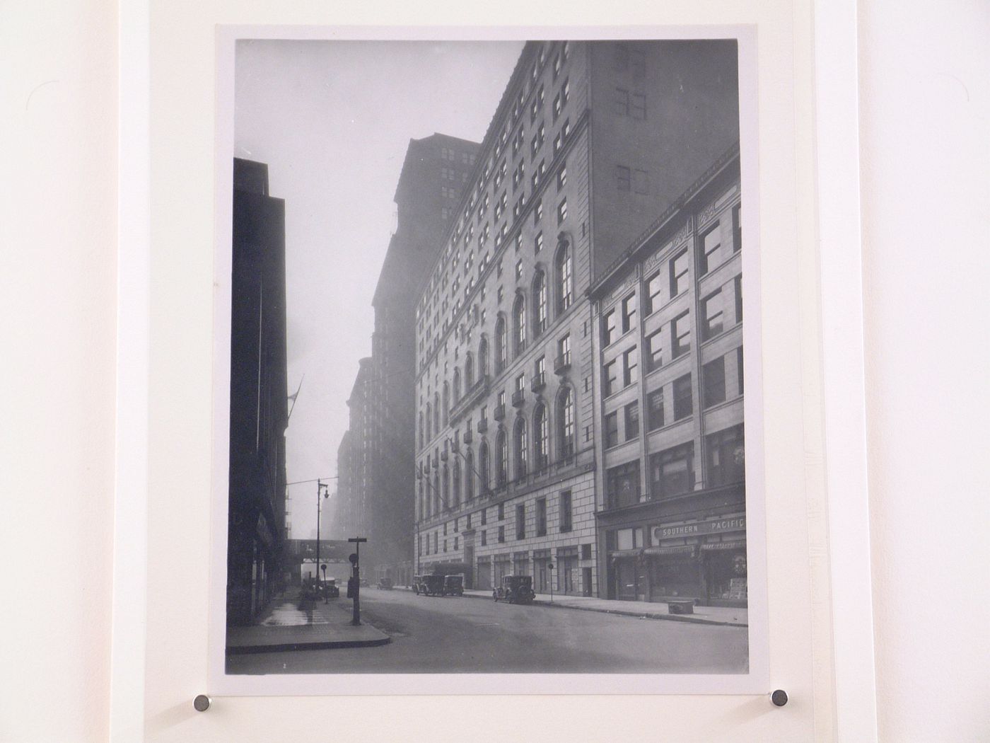 Oblique view of the principal façade of the Standard Club Building, Chicago, Illinois