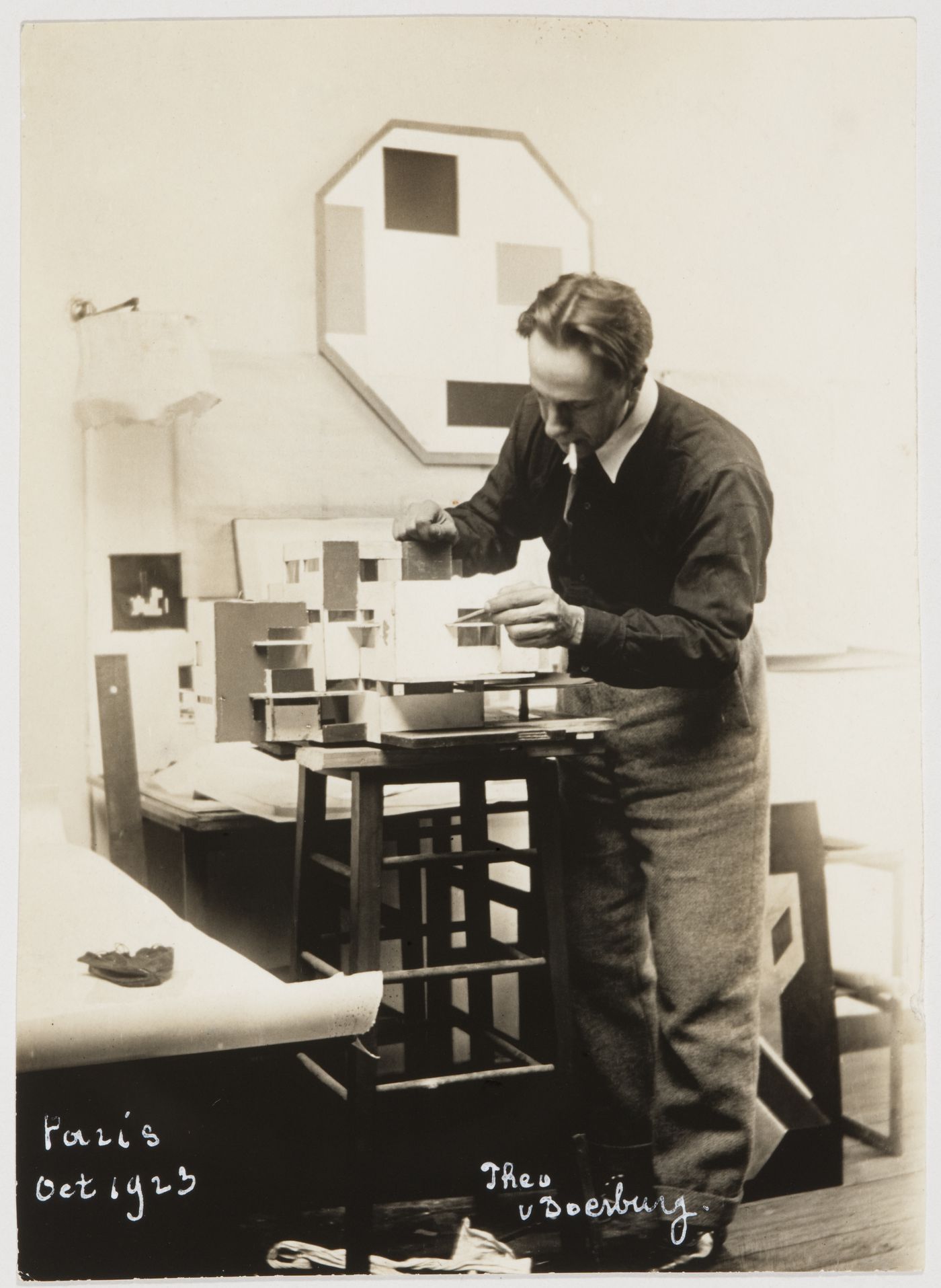 Theo van Doesburg travaillant sur la maquette de la Maison particulière, Paris. 1923